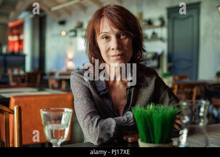 Portrait de femme mature. Young Lady in cafe Banque D'Images