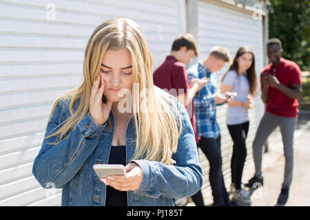 Adolescente malheureuse victime d'intimidation par message texte Banque D'Images