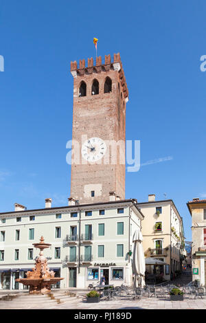 L'horloge médiévale, la Piazza Garibaldi, Bassano del Grappa, Vicenza, Italie et la fontaine du square in early morning light Banque D'Images