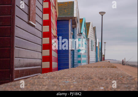 Angler sur front de mer avec des cabines de plage en premier plan Banque D'Images