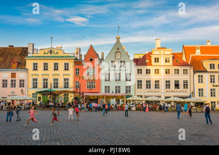 Place de la ville de Tallinn, vue sur une soirée d'été de la place de l'Hôtel de ville pittoresque de la vieille ville médiévale de Tallinn, Estonie. Banque D'Images