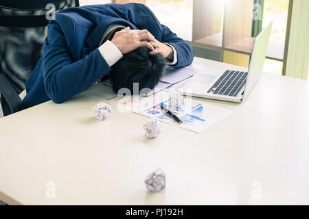 Déprimé et fatigué businessman fin triste et résoudre les problème dans Office. dans la salle de réunion. stressés et inquiets à l'oeuvre concept de crise. Banque D'Images