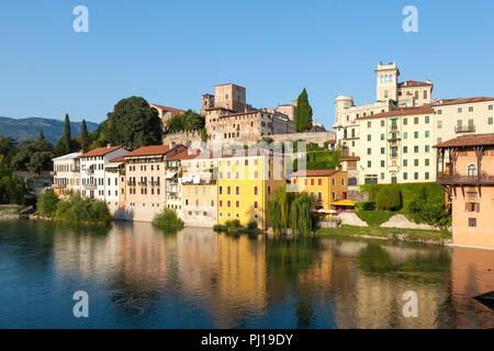 La rivière Brenta, Bassano del Grappa, Vicenza, Italie à l'heure d'or, coucher avec Castello degli Ezzelini sur l'horizon et des réflexions sur la rivière Banque D'Images