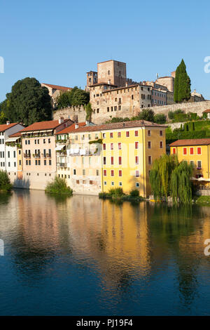 La rivière Brenta, Bassano del Grappa, Vicenza, Italie à l'heure d'or, coucher avec Castello degli Ezzelini sur l'horizon et des réflexions sur la rivière Banque D'Images