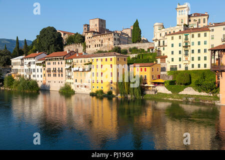 La rivière Brenta, Bassano del Grappa, Vicenza, Italie à l'heure d'or, coucher avec Castello degli Ezzelini sur l'horizon et des réflexions sur la rivière Banque D'Images