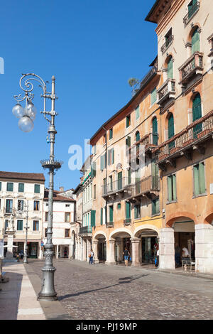 Piazza Liberta, Bassano del Grappa, Vicenza, Italie lumière tôt le matin. Rue Pavée, l'architecture ancienne Banque D'Images