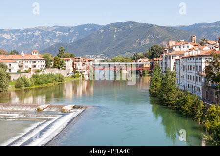 Vue paysage pittoresque de la rivière Brenta avec Weir et le Ponte Vecchio, le Ponte degli Alpini, les Dolomites et Bassano del Grappa, Vicenza, Italie Banque D'Images