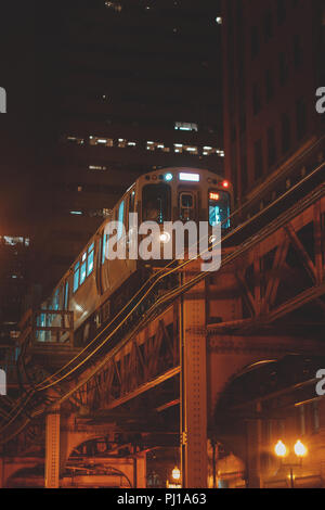 Train en voiture le long de la boucle élevée de Chicago la nuit, Chicago, Illinois, États-Unis Banque D'Images