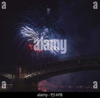 Feux d'artifice sur l'été au festival Theodor-Heuss-pont, Mainz, Allemagne Banque D'Images