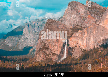 Chute d'eau du voile nuptiale à Yosemite National Park, California, United States Banque D'Images