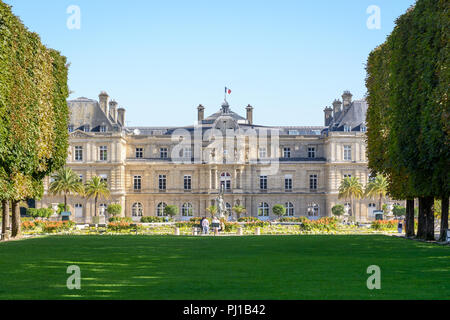 La façade du palais du Luxembourg à Paris, France, qui abrite le Sénat depuis 1958, en face du jardin du Luxembourg avec une pelouse à l'avant-plan. Banque D'Images