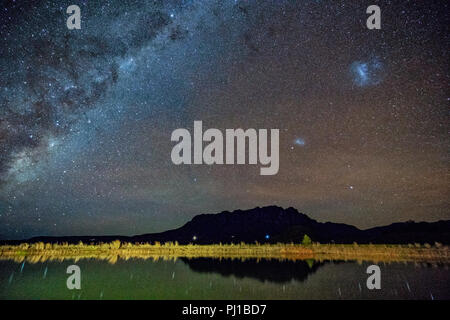 Voie lactée au-dessus du Mont Roland, Tasmanie, Australie Banque D'Images