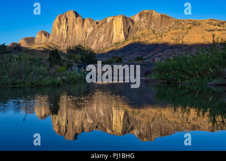 Le Massif du Tsaranoro reflétée dans un barrage, Parc National d'Andringitra, Madagascar Banque D'Images