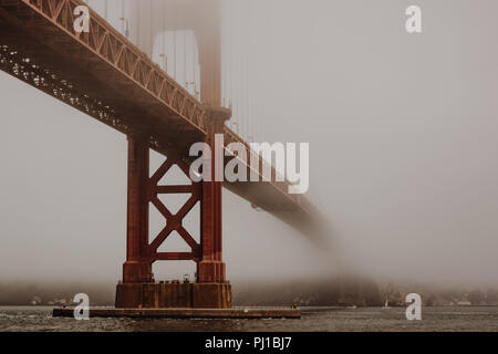 Golden Gate Bridge dans le brouillard Vue des trémies mains à Fort Point Banque D'Images