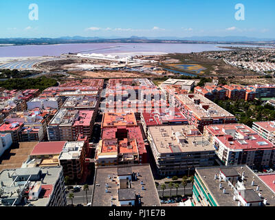 Vue panoramique vue aérienne drone de Torrevieja resort townscape et las Salinas industrie du sel, la production. Le sel du lac Rose, a déclaré l'une des plus saines de ue Banque D'Images