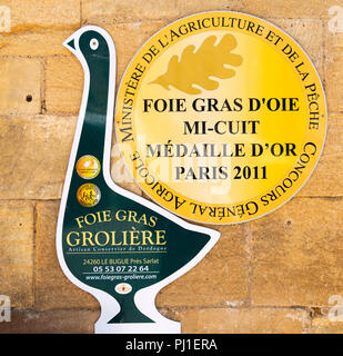 Inscrivez-vous pour gagner une médaille d'or pate à un magasin de vente foie gras dans la vieille ville, Sarlat, dordogne, Périgord, France Banque D'Images