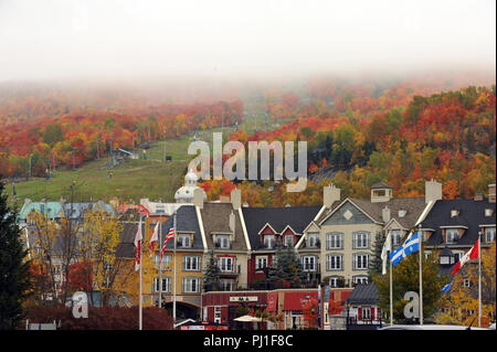 Mont Tremblant Village en automne, Laurentides, Québec, Canada Banque D'Images