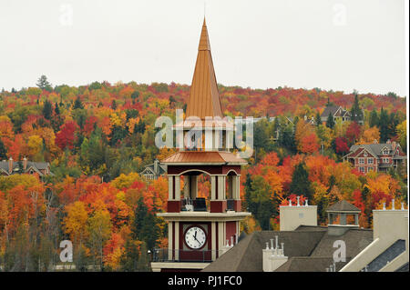 Mont Tremblant Village en automne, Laurentides, Québec, Canada Banque D'Images