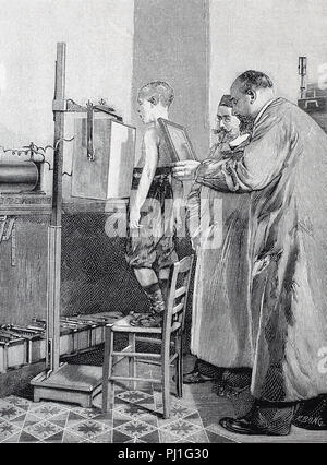 Un patient en cours d'examen avec des rayons X, des rayons X, 1890, l'Allemagne, l'amélioration de la reproduction numérique de l'année 1890 woodprint Banque D'Images