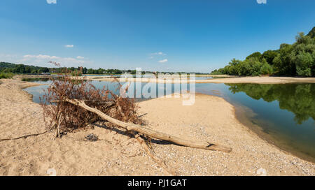 Sèches rivière avec bancs en bois et des objets flottants dans le Rhin, faible niveau d'eau causée par une sécheresse prolongée, NRW, Germany, Europe Banque D'Images