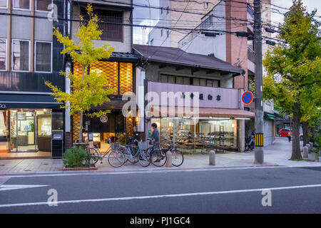 Promenade du soir à Teramachi-Dori rue commerçante, Kyoto, Honshu, Japan Banque D'Images