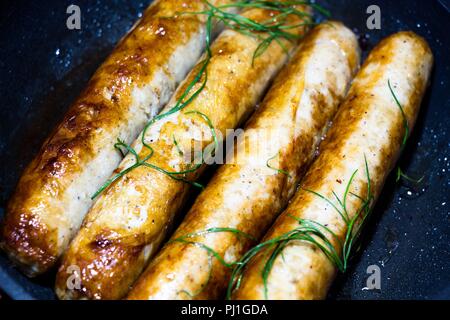 Quelques frites, saucisses fraîche et parfumée, se situent sur une poêle noir et fry. Elles sont décorées avec de l'aneth frais et utile. Très bonne nourriture à partir de la natur Banque D'Images