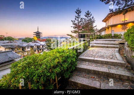 La Pagode Yasaka et Sannen Zaka Rue du matin, Kyoto, Japon Banque D'Images