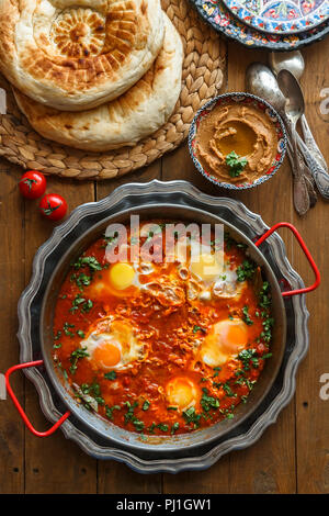 Délicieux petit-déjeuner Shakshuka dans une poêle de fer. Oeufs au plat avec des tomates, des aliments sains. Banque D'Images