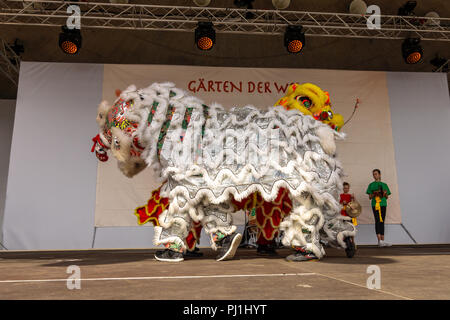 BERLIN - 15 avril 2018 : Jour de floraison Sakura. Parc 'Jardins du Monde' (Gaerten der Welt). Danse du dragon. L'art traditionnel chinois. Banque D'Images