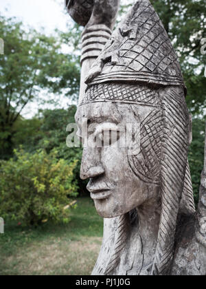 Un tribales africaines traditionnelles en bois des statues dans un parc public. Banque D'Images