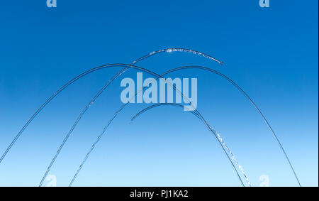 Les cours d'eau et de fines gouttes d'eau sur un fond bleu Banque D'Images