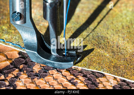 Le pied presseur et l'aiguille avec fil de machine à coudre, Close up Banque D'Images