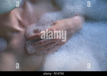 Femme de détente dans une baignoire à bains Banque D'Images