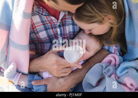 Les parents de nourrir bébé Banque D'Images