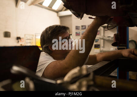 Mécanicien d'entretien d'une voiture masculine Banque D'Images