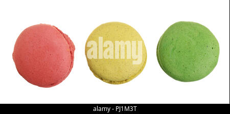 Macarons colorés isolé sur fond blanc sans une ombre libre. Vue d'en haut. Mise à plat. Banque D'Images