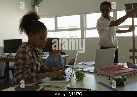 Formation Pilote sur panneau solaire à des étudiants Banque D'Images