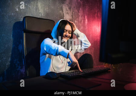 Femme fille femme de joueur excité en appuyant sur un bouton sur un clavier exécuter un jeu ou l'envoi d'un message Banque D'Images