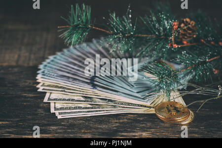 100 G$ US et d'autres Cryptocurrency Bitcoin sur un arbre de Noël Banque D'Images