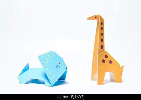 L'origami girafe et lion bleu sur fond blanc Banque D'Images