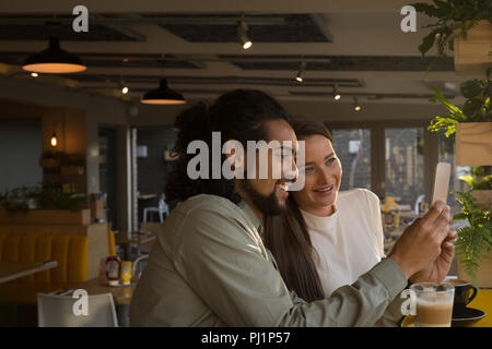 Couple qui en selfies cafe Banque D'Images