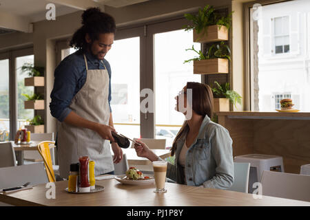 Femme de payer par la technologie NFC sur mobile Banque D'Images