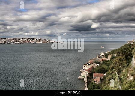 Vue panoramique des quais de Cacilhas village et tage sur un jour nuageux Banque D'Images