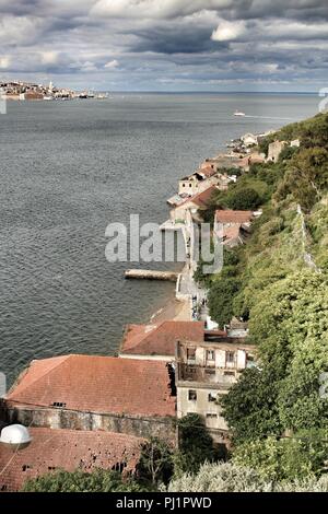 Vue panoramique des quais de Cacilhas village et tage sur un jour nuageux Banque D'Images