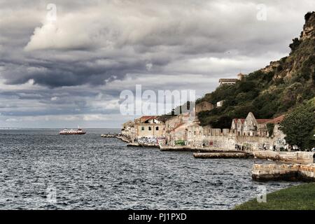 Vue panoramique des quais de Cacilhas village et tage sur un jour nuageux Banque D'Images