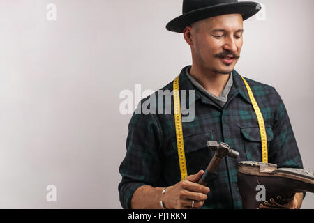 Cordonnier au studio. Méconnaissable shoemaker effectue chaussures dans le craft studio Banque D'Images
