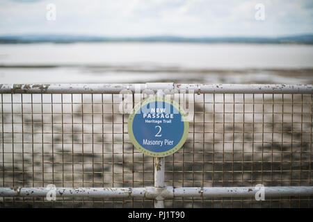 Le signe marquant l'endroit où l'ancien quai de maçonnerie se tenait sur la nouvelle piste du patrimoine Passage près de Severn Beach Banque D'Images