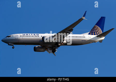 Boeing 737-824 (N37287) effectués par United Airlines en approche sur l'Aéroport International de San Francisco (SFO), San Francisco, Californie, États-Unis d'Amérique Banque D'Images