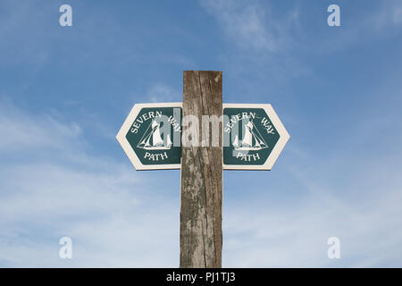 Poteau de signalisation à les orienter sur la Severn Way Path isolés contre un ciel bleu Banque D'Images