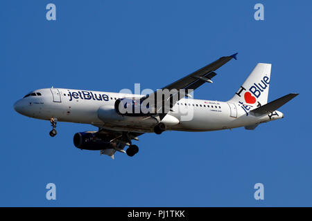 Airbus A320-232 (N586JB) exploité par Jetblue Airways avec le J'aime NY Livery en approche sur l'Aéroport International de San Francisco (SFO), San Francisco, Californie, États-Unis d'Amérique Banque D'Images